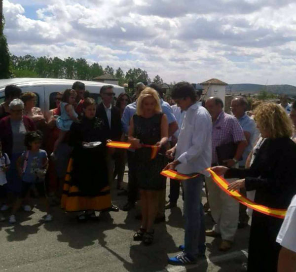 Ruben Sanz corta la cinta del mercado
