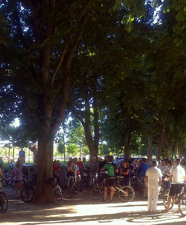 Los ciclistas en la Dehesa agredeña.