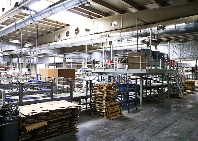Interior de la factoría pinariega.