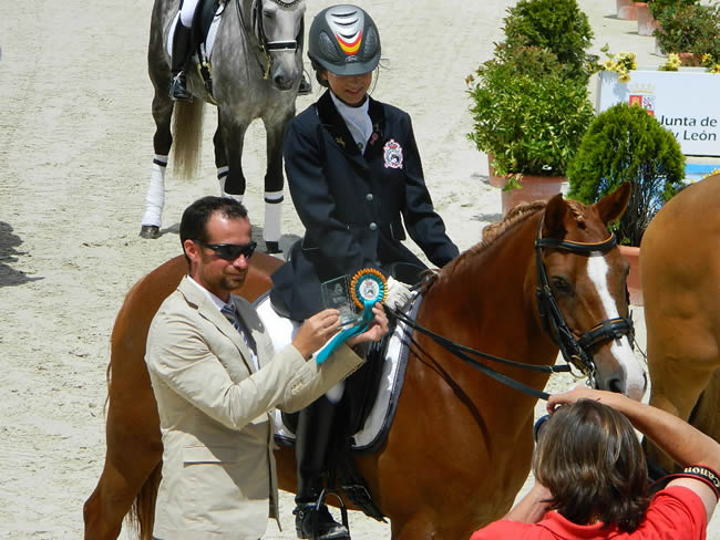 Ciara recibiendo su medalla