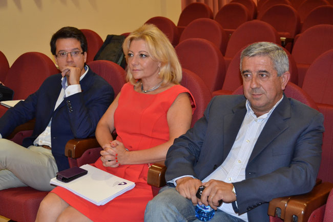 El alcalde de San Leonardo, Jesús Elvira, junto a Ascensión Pérez y Tomás Cabezón