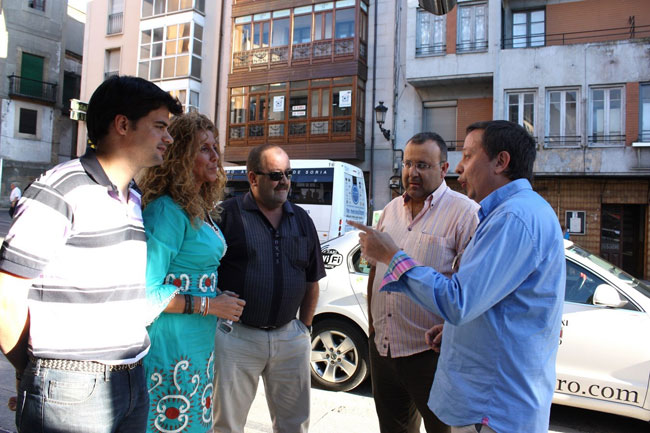 Concejales populares con taxistas