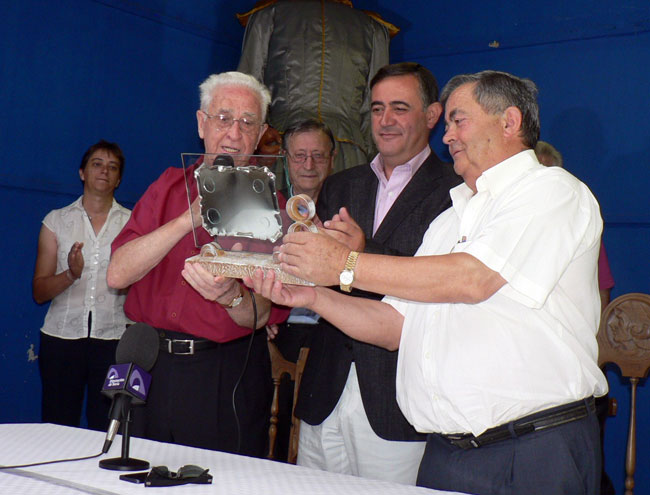 Heras entrega una placa a Manrique ante Pardo