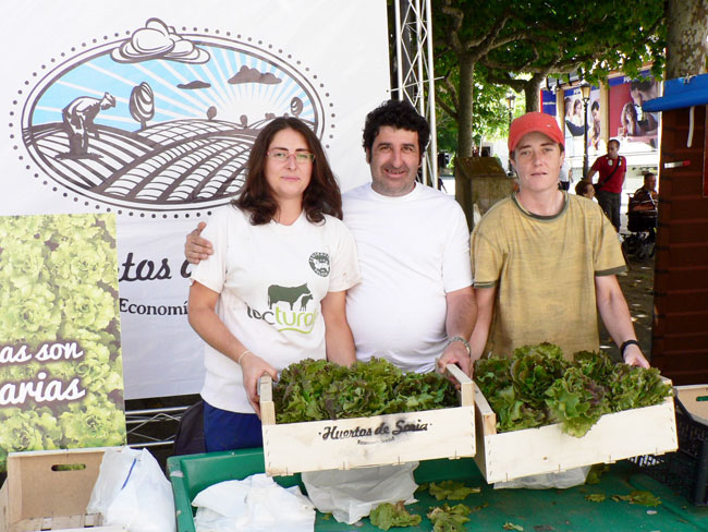 Verónica Rubio (izda.) en el puesto de Huertos de Soria
