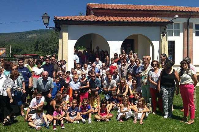 El centenario, al fondo, con su familia.