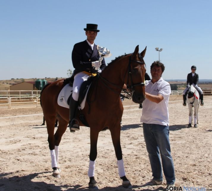 José Ángel con su premio