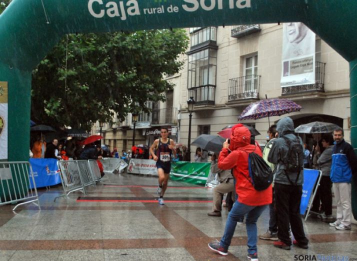La “marea naranja” no teme a la lluvia en la XIII Carrera Popular Abel Antón