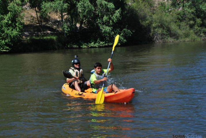 El Duero se tiñe de colores con el descenso de canoas desde Garray