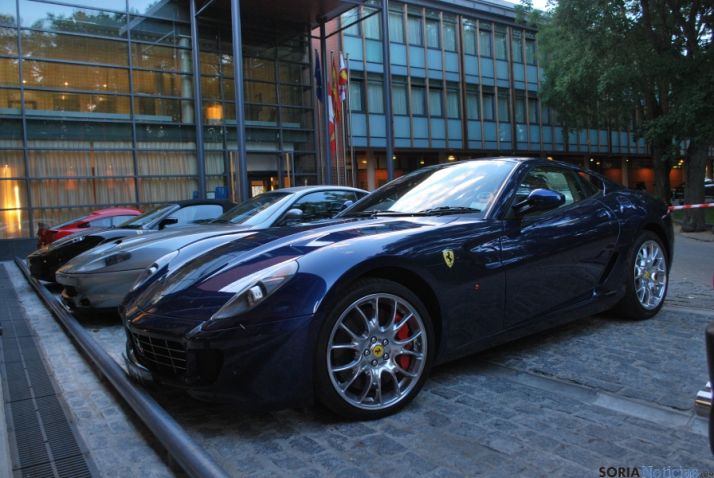 Coches deportivos de lujo ‘visten’ el Parador y sorprenden a los paseantes
