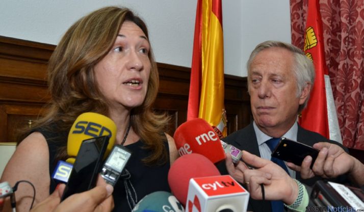 La subdelegada junto con el director  de la prisión de Soria.