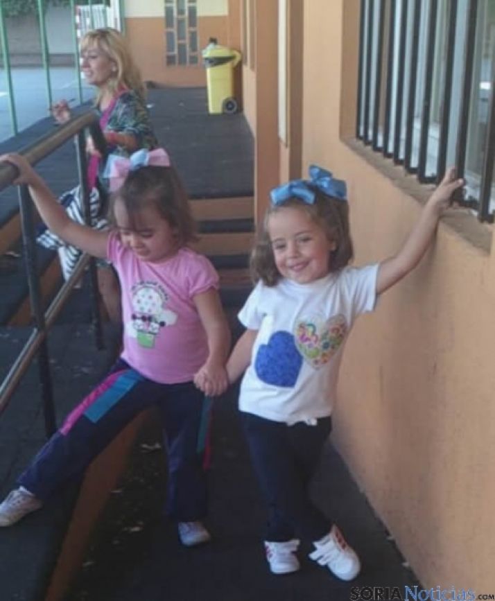 Dos niñas saliendo de clase