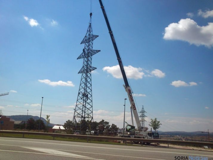 Torretas de alta tensión en Camaretas