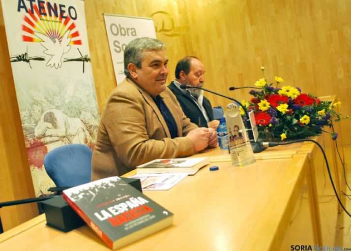 Esteban Ibarra, en primer término, junto a Manuel Madrid, de IU.
