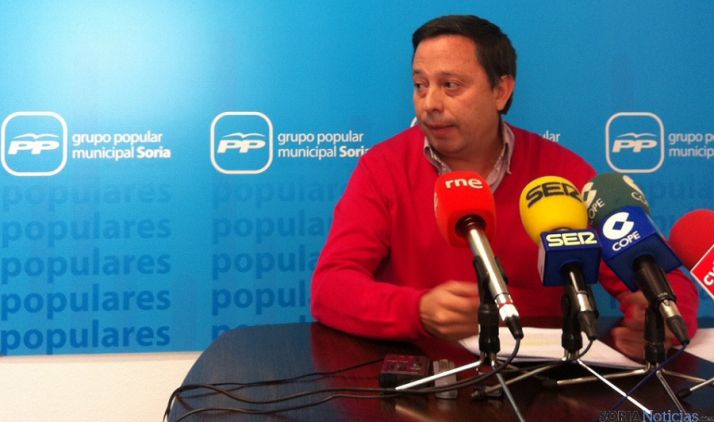 El concejal Adolfo Sainz en rueda de prensa.