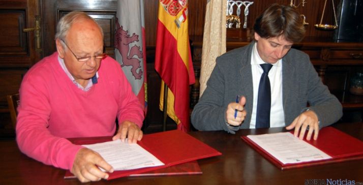 Catalán,(izda.) y Mínguez suscriben el acuerdo de cesión.