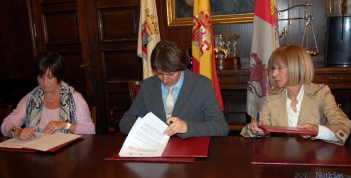Sanchez (izda), Mínguez y Moyano en la firma del convenio.