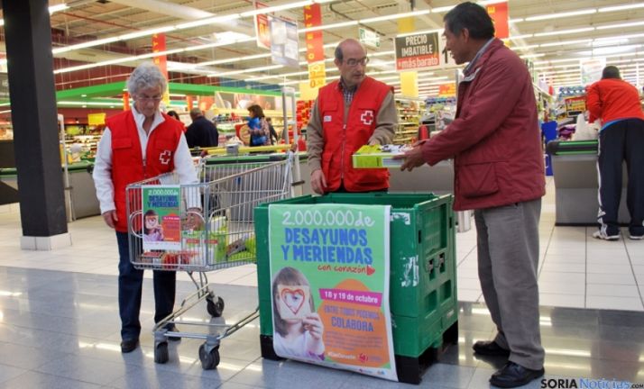 Voluntarios de Cruz Roja recogiendo alimentos en Simply de Camaretas.