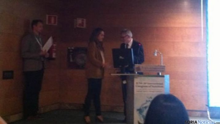 Jara Valtueña Santamaría recogiendo el premio