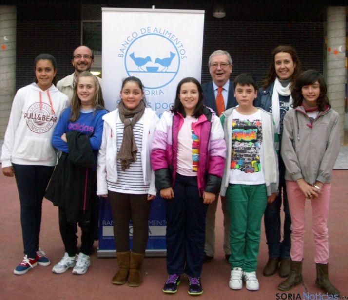 Niños del colegio con el presidene, Jesús Crespo y padres del centro.