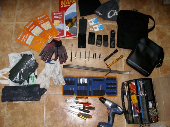 Herramientas aprehendidas al grupo.