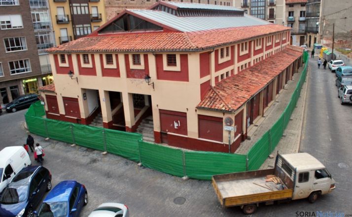 El mercado, con la valla de perimetración esta tarde. 