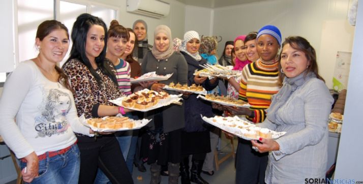 Las alumnas con los pinchos y tapas listos para servir.