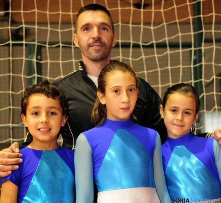 El entrenador y los jóvenes patinadores sorianos.