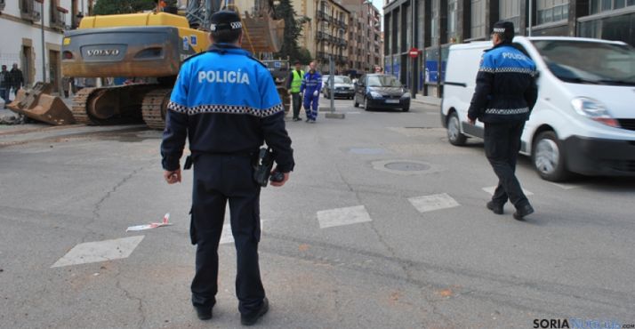 Dos policías locales dirigen el tráfico durante el pasado mes de abril.