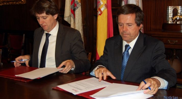 Firma del convenio entre el Ayuntamiento y la empresa Valoriza.