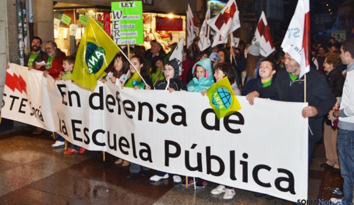 Más de 2.000 personas rechazan la LOMCE y los recortes bajo un intenso aguacero
