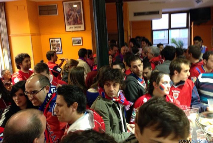 Aficionados en el Bar Picadillo, sede numantina en Zaragoza.