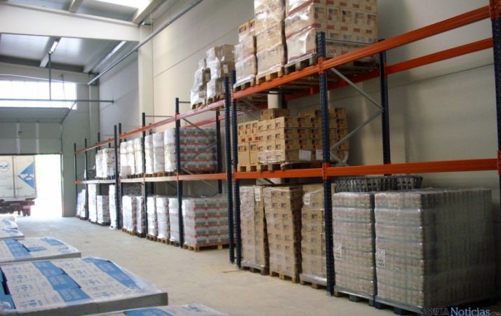 Nave utilizada por el Banco de Alimentos en el polígono de Valoroba. 