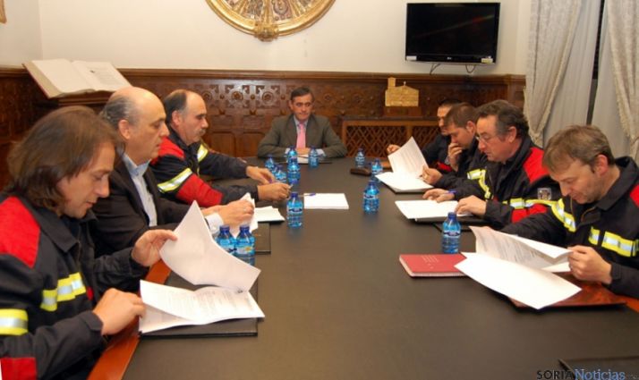 Firma del convenio con las asociaciones de bomberos voluntarios.