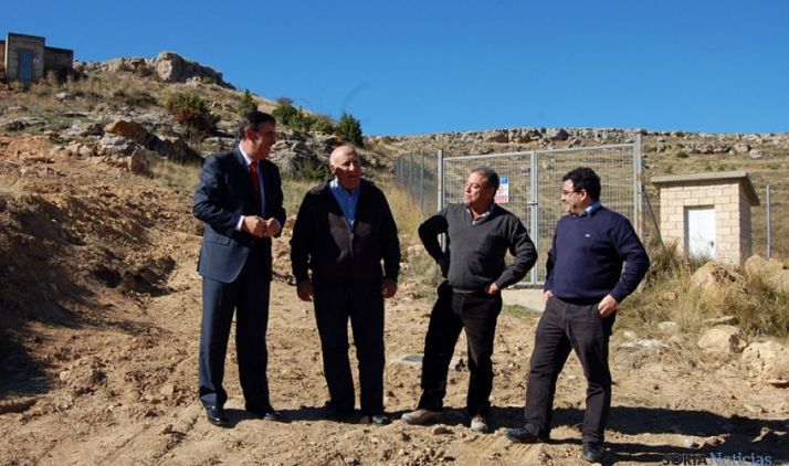 Pardo, (izda.), Casado, Mayo y Cacho en las cercanías del depósito de Dévanos.