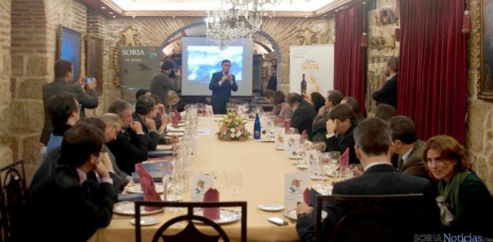 Pardo, al fondo, promocionando Soria ante los periodistas pucelanos.