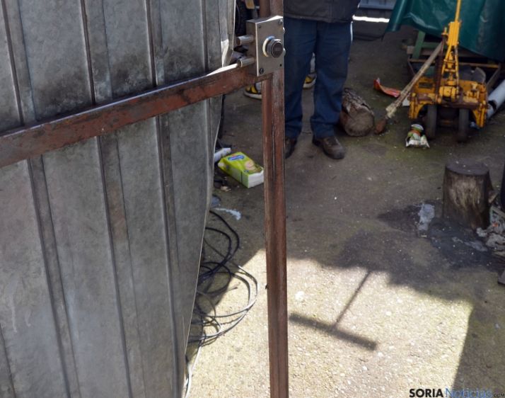 La puerta forzada de uno de los negocios. 