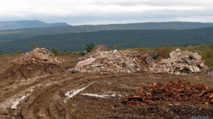 Escombros depositados por la empresa denunciada.