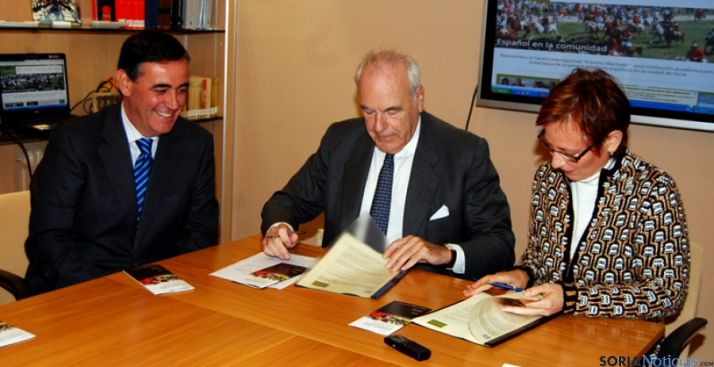 Pardo, (izda.), Benjumea y Fantini en la firma del convenio.