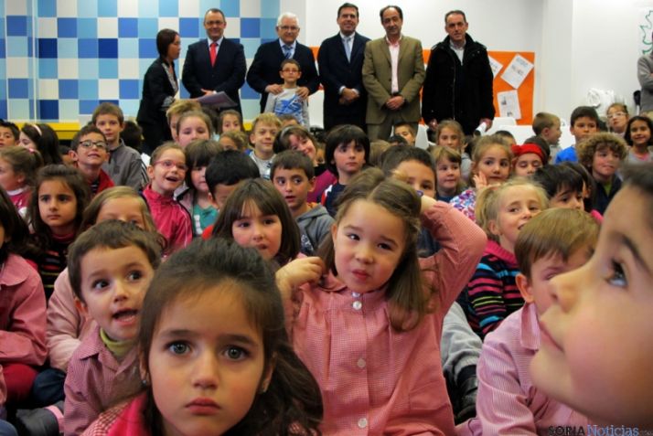 Acto de presentación del material didáctico en el CEIP de Gomayo.