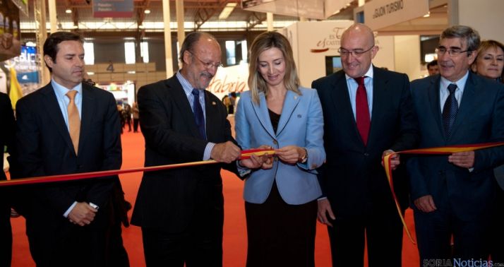 La consejera de Turismo, junto al alcalde pucelano en la apertura de INTUR 2014