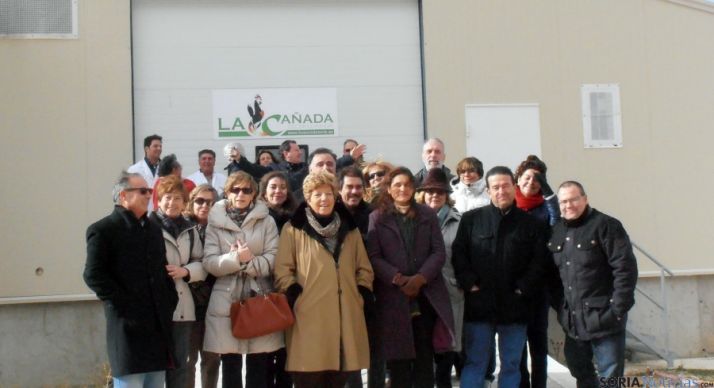 El grupo, en las instalaciones avícolas de La Cañada.