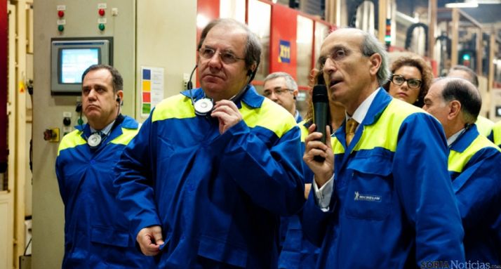 Herrera, (ctro.) en su visita a la factoría vallisoletana de Michelín.