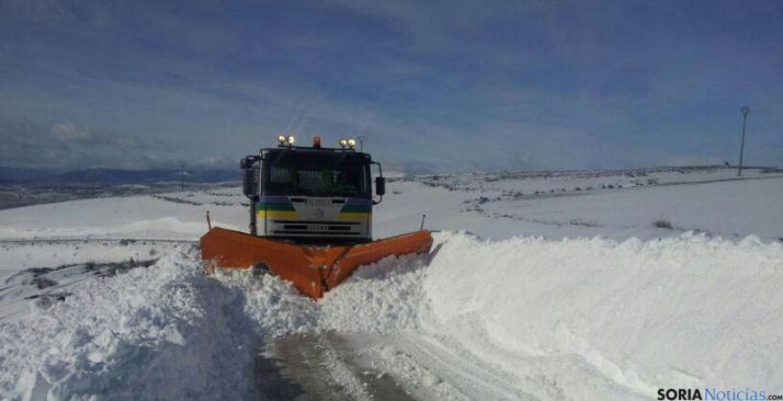 Máquina quitanieves en una calzada de la provincia.