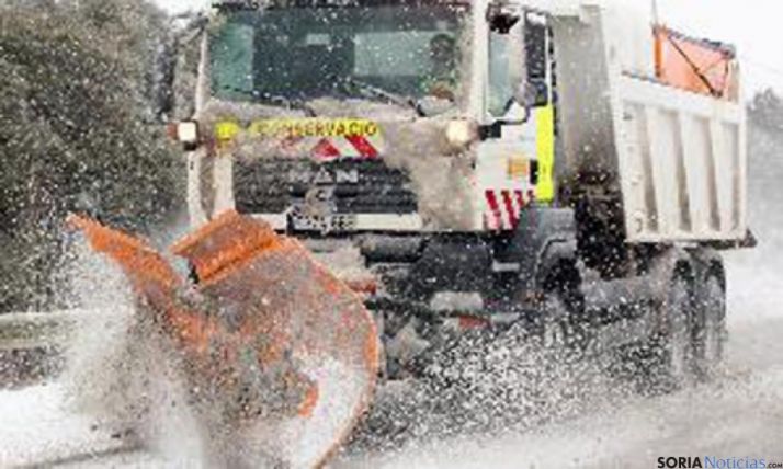 Máquina quitanieves en una carretera soriana.