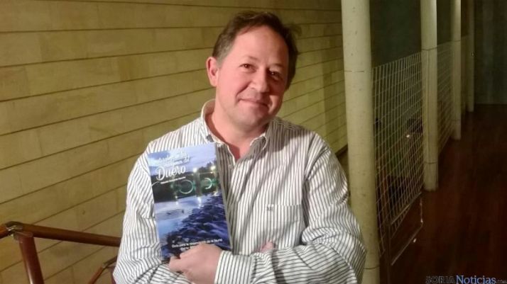 Valentín Guisande con su nuevo libro, en la Audiencia.