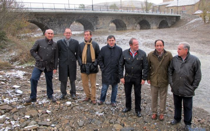 López ((2º dcha.) con el alcalde de Villar (dcha.), y los responsables de Fomento y de la empresa adjudicataria (izda.)
