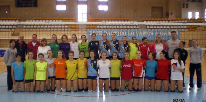 Jugadoras y entrenadores en la foto de familia.