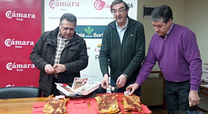 Acto del pegado de etiquetas del Torrezno de Soria en la Cámara de Comercio