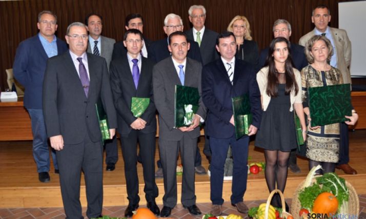Embajadores de la Dieta Mediterránea, junto a autoridades institucionales, presidente de Caja Rural, director de la Fundación Científica Caja Rural y el director general de Alimentación del Ministerio