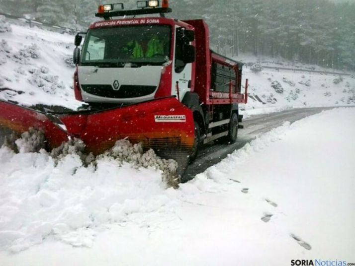 Quitanieves en el puerto de Santa Inés